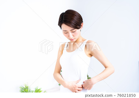 關心肚子下垂的中年婦女 76021850