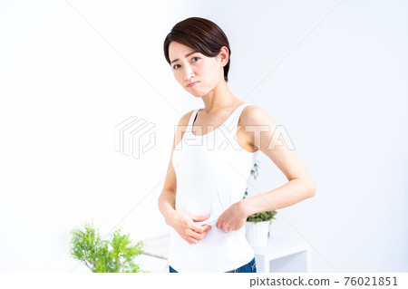 Middle-aged woman who cares about sagging stomach 76021851