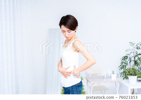 Middle-aged woman who cares about sagging stomach 76021853