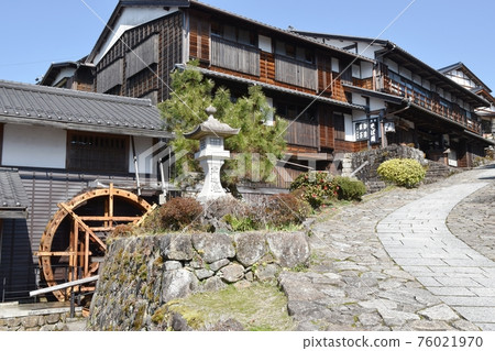 馬籠旅館水車和房屋 76021970