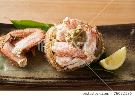Horsehair crab served on a bowl 76022186