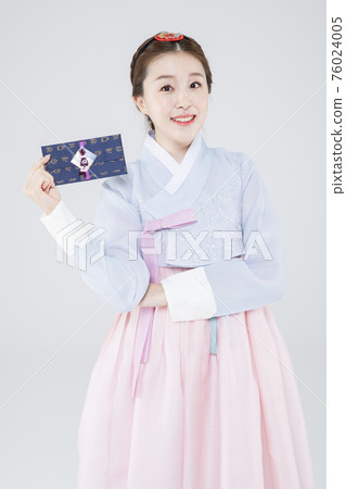 Male and female in Korean traditional clothes Hanbok 105 76024005