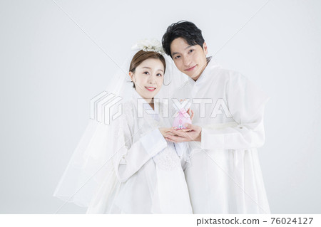 Wedding couple wears korean traditional korean wedding dress Hanbok 118 76024127