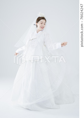 Wedding couple wears korean traditional korean wedding dress Hanbok 058 76024247