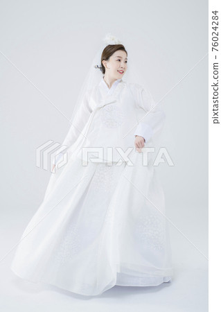 Wedding couple wears korean traditional korean wedding dress Hanbok 056 76024284
