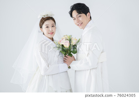 Wedding couple wears korean traditional korean wedding dress Hanbok 099 76024305