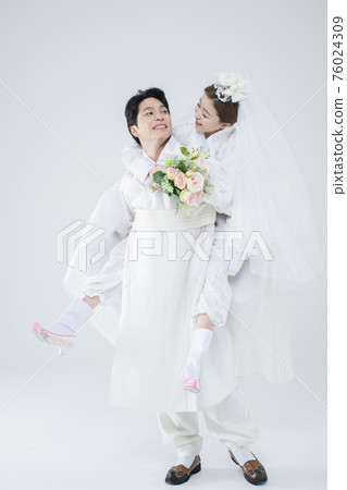 Wedding couple wears korean traditional korean wedding dress Hanbok 106 Wedding couple wears korean traditional korean wedding dress Hanbok 106 76024309
