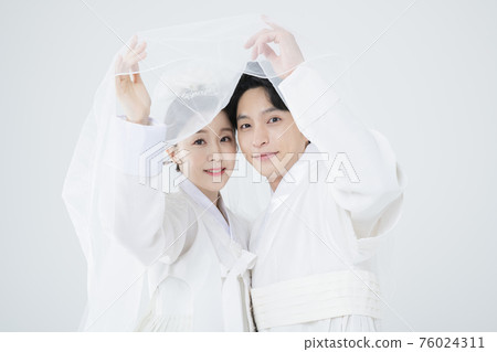 Wedding couple wears korean traditional korean wedding dress Hanbok 110 Wedding couple wears korean traditional korean wedding dress Hanbok 110 76024311