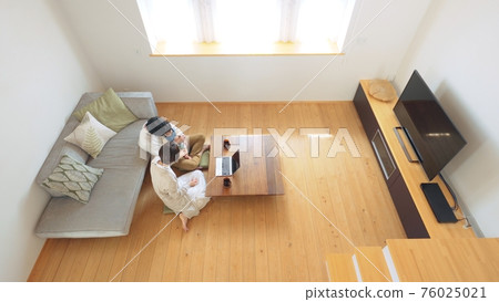 Living family scene_high angle Living family scene_high angle 76025021