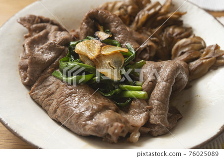 Grilled thinly sliced Wagyu beef with garlic-with Maitake mushrooms- 76025089