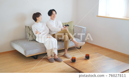 一對夫婦在客廳裡看電視 76027811