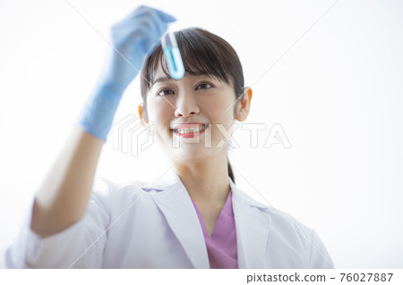 A lady in white 76027887