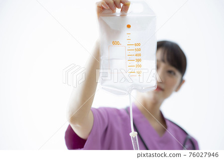 A lady in white 76027946