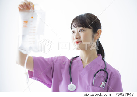 白色的一位女士 76027948