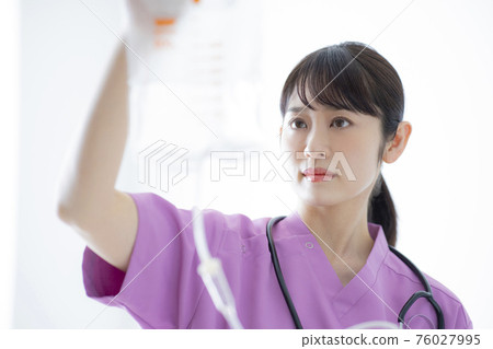 A lady in white 76027995