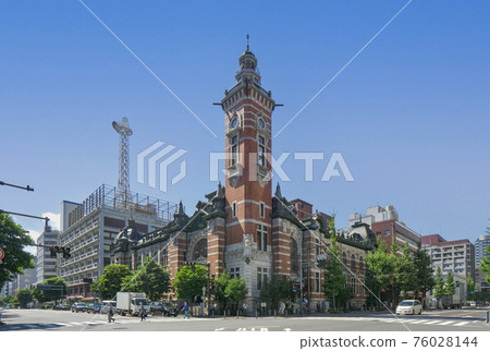 Yokohama Port Opening Memorial Hall in the blue sky and the intersection in front of the prefectural office Yokohama Port Opening Memorial Hall in the blue sky and the intersection in front of the prefectural office 76028144