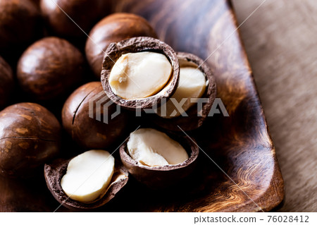 Macadamia nuts with shells that break easily Macadamia nuts with shells that break easily 76028412