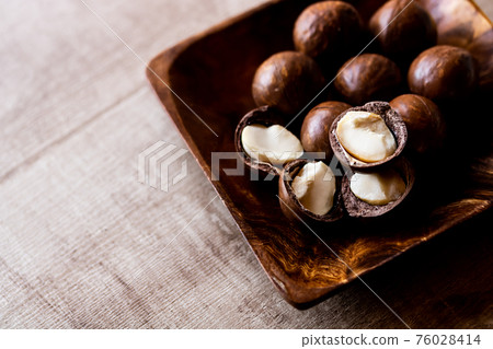 Macadamia nuts with shells that break easily Macadamia nuts with shells that break easily 76028414