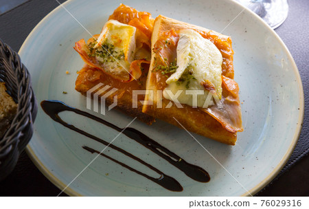 Catalan focaccia with caramelized onion, Brie cheese, bacon Catalan focaccia with caramelized onion, Brie cheese, bacon 76029316