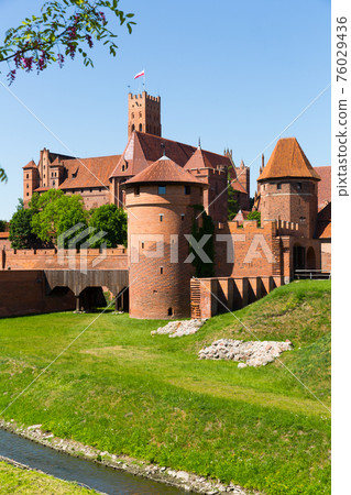 View on Malbork Castle in historcal city 76029436