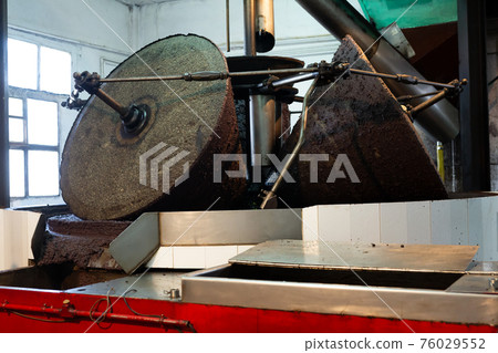Crushing olives to fine paste Crushing olives to fine paste 76029552