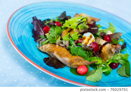 Salad with quail, berries and sauce 76029781