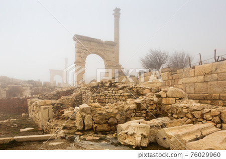 Arched honorific emperor gates at ruins of Sagalassos, Turkey Arched honorific emperor gates at ruins of Sagalassos, Turkey 76029960