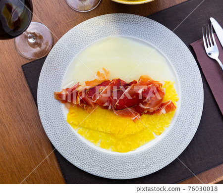 Pineapple and melon carpaccio with thinly sliced prosciutto Pineapple and melon carpaccio with thinly sliced prosciutto 76030018