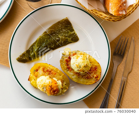 Potatoes stuffed with bacon, greens and eggs 76030040