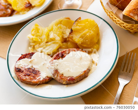 Fried turkey escalopes with Roquefort cheese sauce and potatoes Fried turkey escalopes with Roquefort cheese sauce and potatoes 76030050