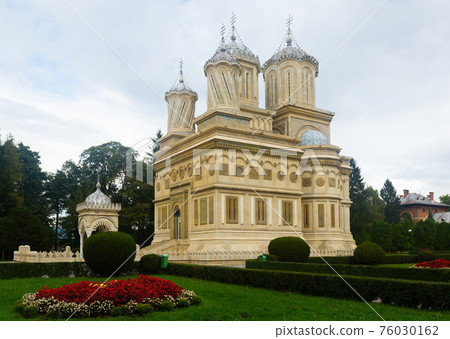 Cathedral in romanian city 76030162