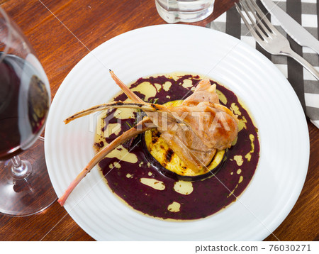 Lamb ribs with aubergine and wine sauce Lamb ribs with aubergine and wine sauce 76030271