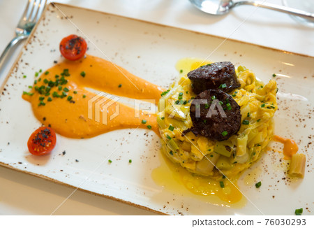 Scrambled eggs with stewed green beans Scrambled eggs with stewed green beans 76030293