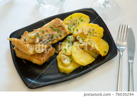 Roasted ray wings with potatoes Roasted ray wings with potatoes 76030294