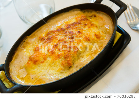 Baked lasagne 76030295