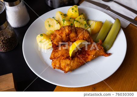 Chicken cutlet with parmesan Chicken cutlet with parmesan 76030300