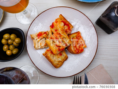 Traditional Spanish toasted bread with tomato with olive oil 76030308