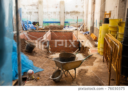 Building under reconstruction 76030375