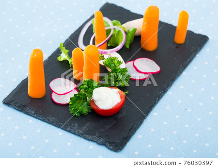 Raw vegetables with baby carrots 76030397