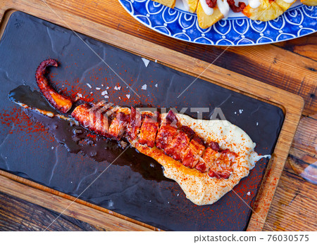 Ggrilled octopus tentacle with potato parmentier Ggrilled octopus tentacle with potato parmentier 76030575