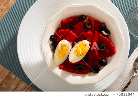 Platter with stewed peppers and half boiled egg Platter with stewed peppers and half boiled egg 76031044