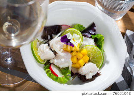 Sea food – cod ceviche with mango 76031048