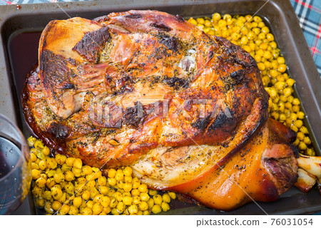 Oven baked pork knuckle 76031054