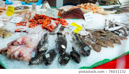 Seafood showcase of fish store 76031132