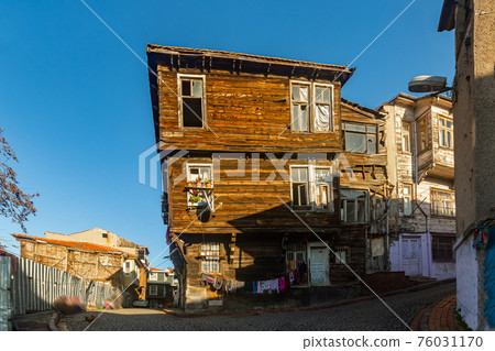 Ramshackle houses in residential quarter Eminonu, Istanbul, Turkey Ramshackle houses in residential quarter Eminonu, Istanbul, Turkey 76031170