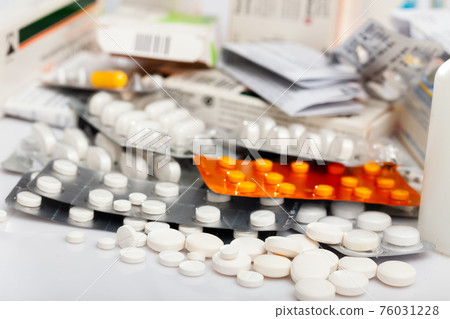 Tablets and capsules pills on white background 76031228