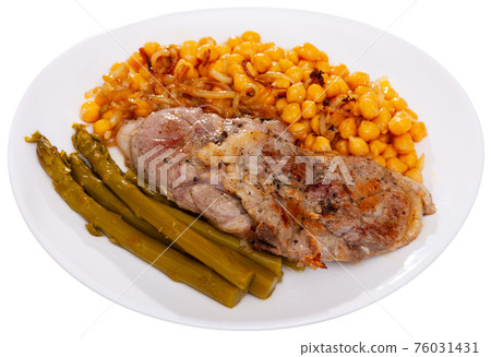 Lamb chop with chickpeas and asparagus Lamb chop with chickpeas and asparagus 76031431