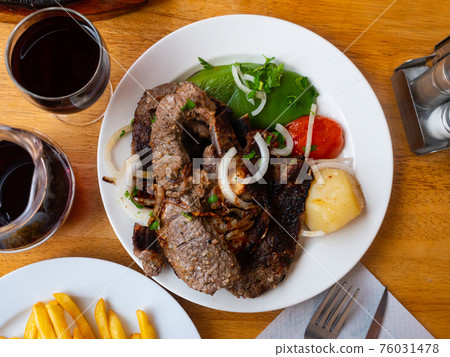 Delicious grilled beef with potatoes and vegetables 76031478