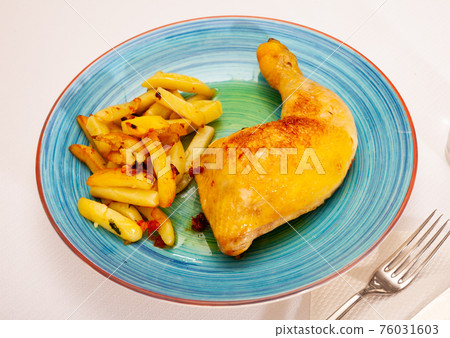Chicken legs with potatoes and sauce 76031603