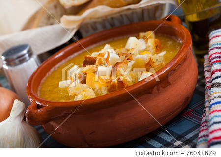 Cream soup with croutons and cheese 76031679
